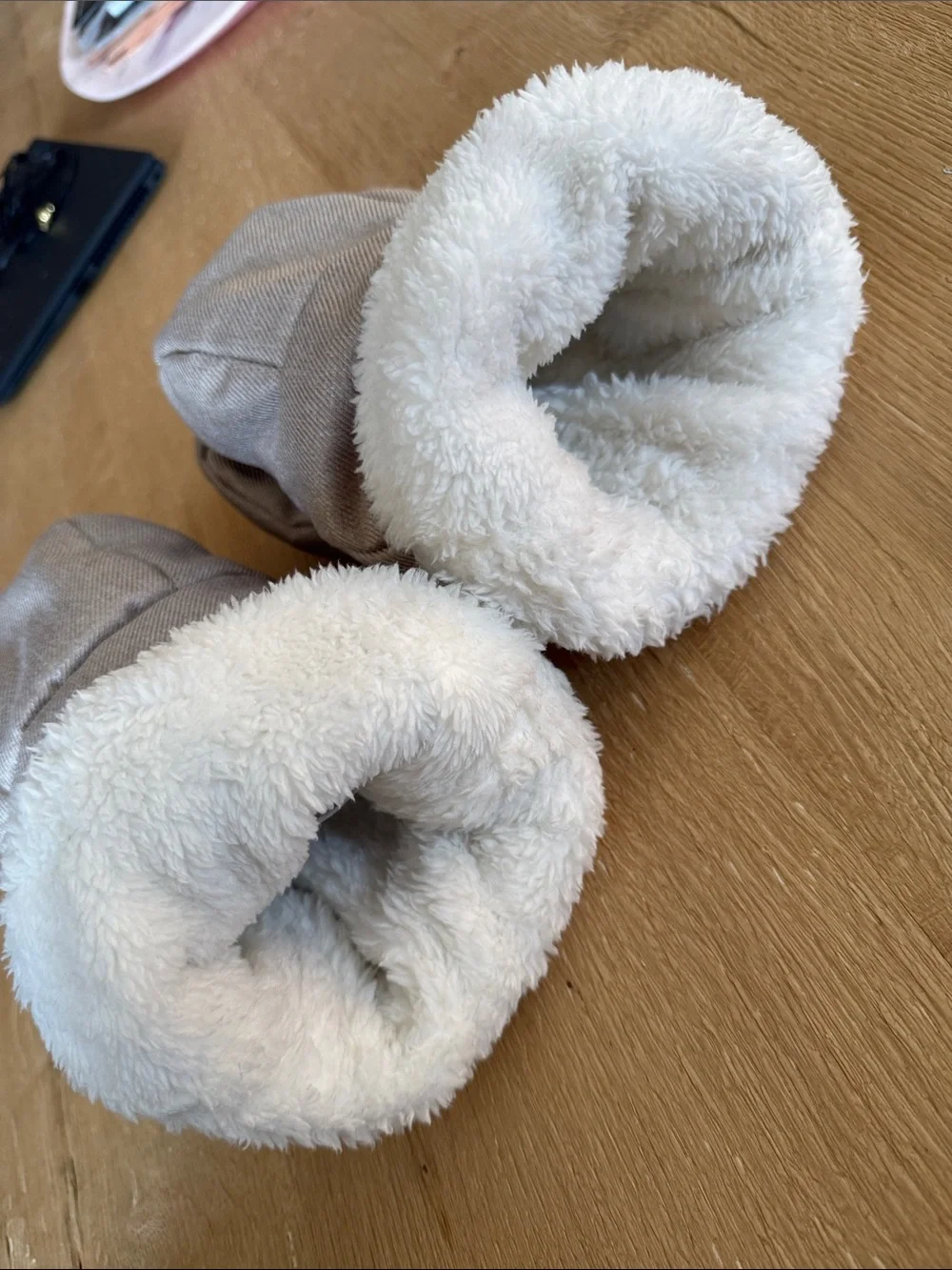 UPPAbaby Infant handmuffs in Oat with White Faux Fur Trim